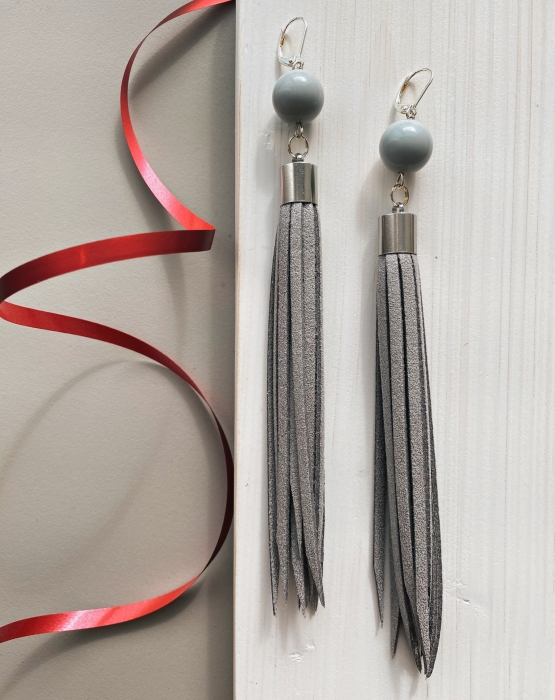 Leather earrings with tassels - gray